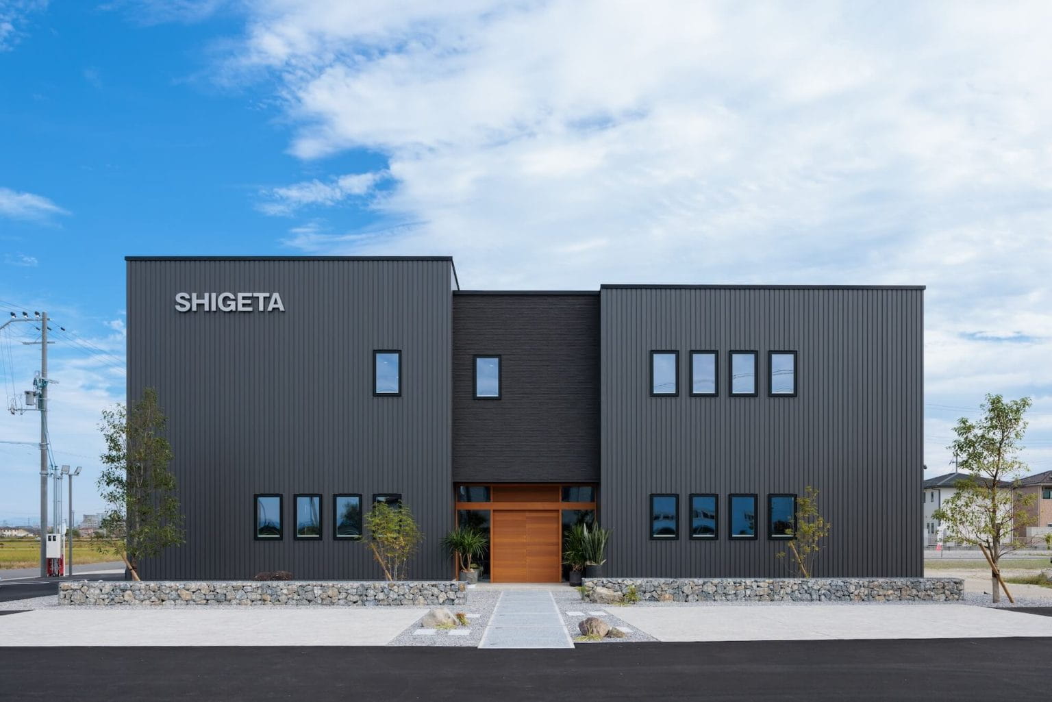 マッドな質感が印象的な外観