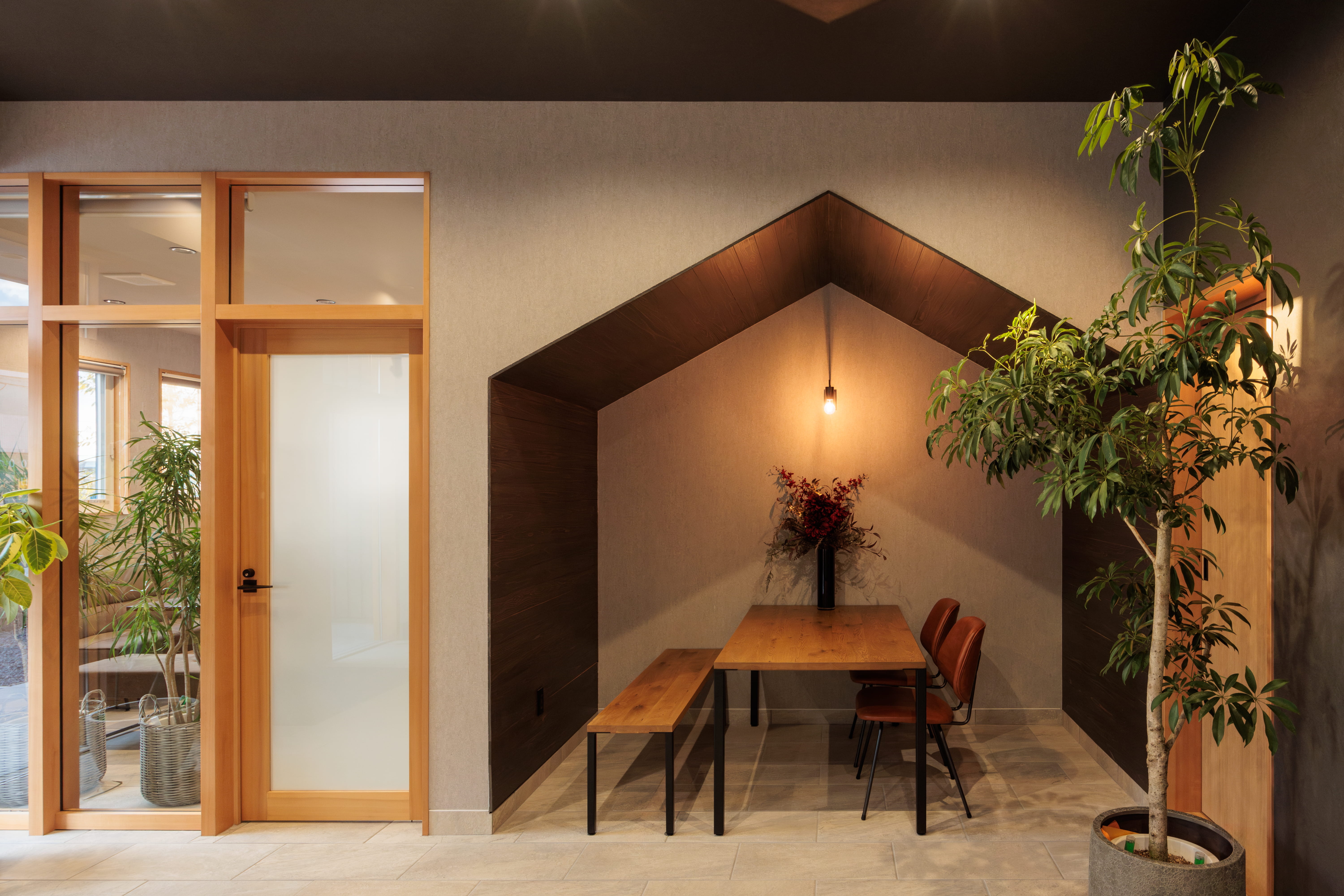 打ち合わせのほか、 業務時間の小休憩スペースとしても利用できます。