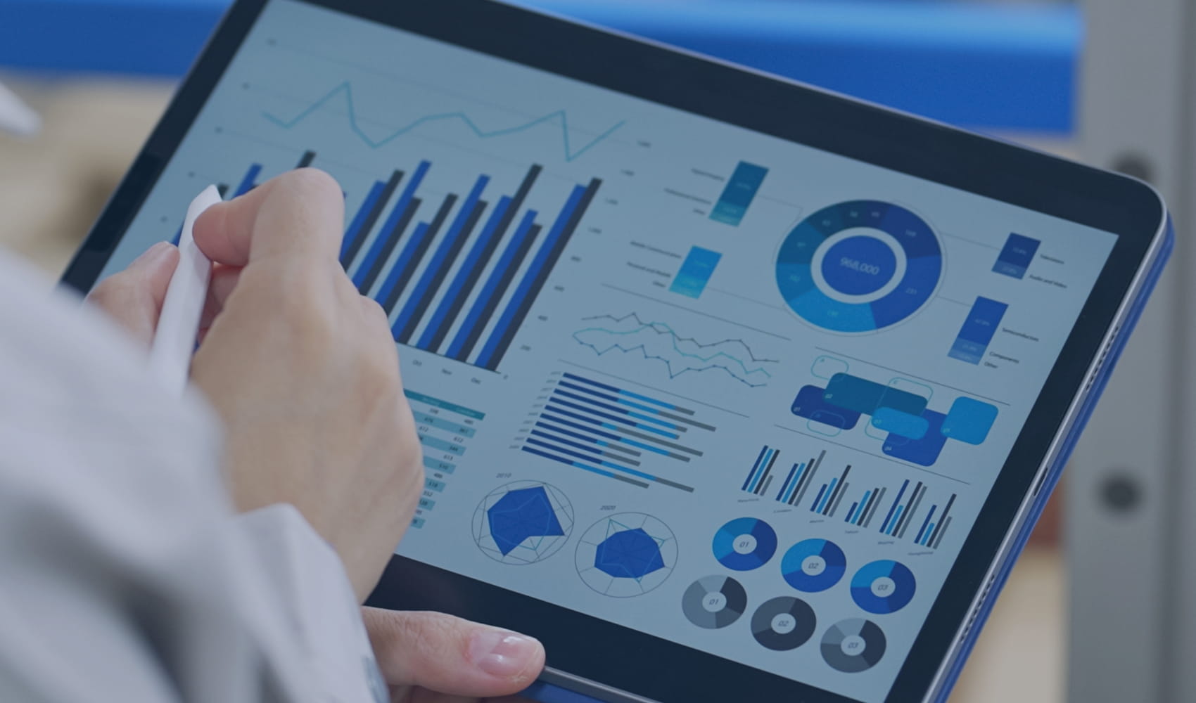 タブレット画面に表示されたデータ分析のグラフをペンで操作している様子