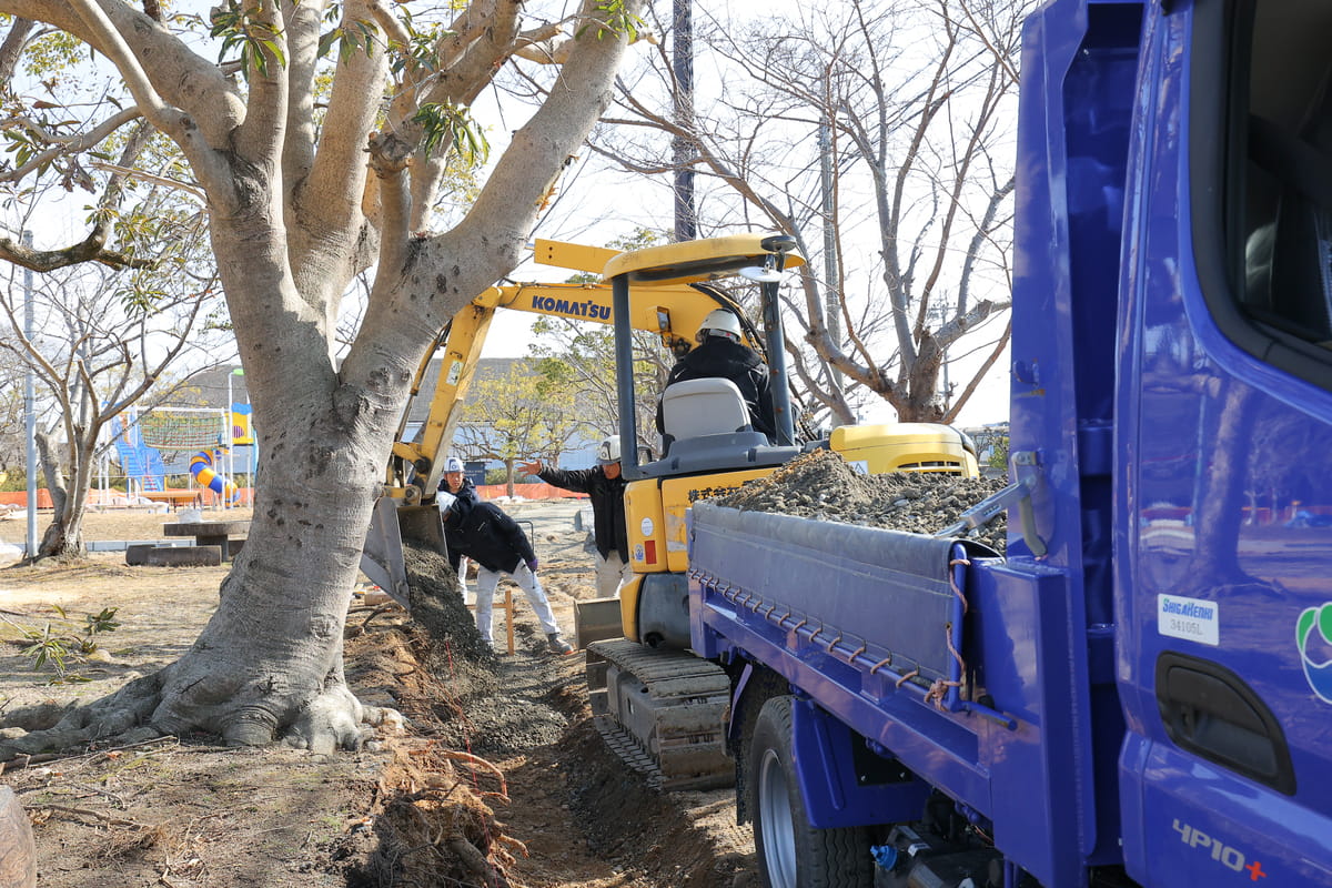 建設現場でヘルメットと作業着を着た作業員がコンクリート部材の測定や設置作業を行っている様子